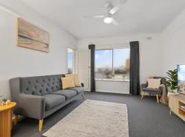 Beachside 2-Bed Apartment with Balcony Views