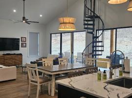 Family Fun House- Pet Friendly，位于Piney的酒店