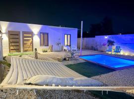 Central located Tropical Apartment Pool Side