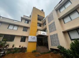 Hotel O SR Farm，位于Bodakdev的酒店