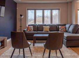 4Bed25 BathBrand newNiagara FallsSleeps12，位于索罗尔德的酒店