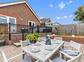 Sea Downs House with Free Parking By My Getaways