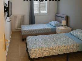 Chambre privative rénové 2024, climatisation, tramway sur place , 12 min centre, 16 min plage, aperçu latéral mer, 2 wc avec 2 salle de bain, private room renovated 2024, air-conditioned , tram on spot, 2 toilets and 2 bathrooms，位于尼斯的酒店