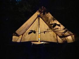 Tente tipi en forêt de châtaigniers，位于Dompnac的酒店