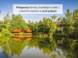 penzion Dvorce，位于特热邦的酒店