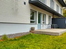 Huoneisto terassilla & parkkipaikalla