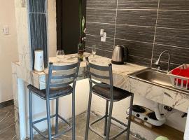 private loft, comfortable, equipped, we invoice,，位于托雷翁的酒店