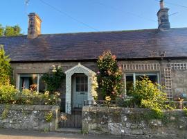 The Old Post Office, Cosy Cottage in Northumberland, Near Coast, Dog Friendly，位于Chatton的酒店