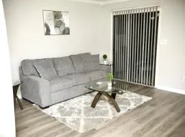Country Club's Cozy 2-bedroom!