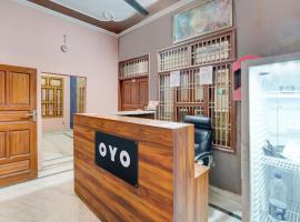 Hotel O Crown Food Court cfc，位于Charkhi Dādri的酒店