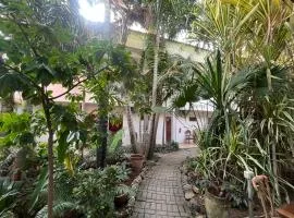 27 Cafe Zanzibar Airport Hotel，位于阿贝德·阿曼尼·卡鲁姆国际机场 - ZNZ附近的酒店