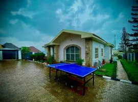 Serene 3BR Retreat with Lush private Garden, mini gym and spa access