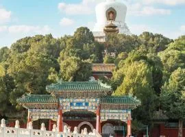 East Sacred Hotel-Very close to the Drum Tower,The Lama Temple,Houhai Bar Street,Nanluoguxiang,Tiananmen Square and the Forbidden City, and the subway st ation is also very close