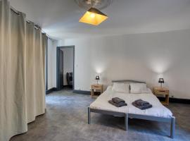 2 pièces, centre historique, climatisé, Eperia，位于萨尔拉拉卡内达的酒店