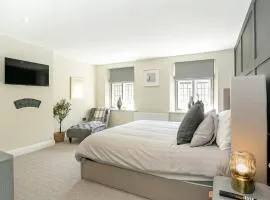 Stunning 4 Bedroom Townhouse in Cirencester