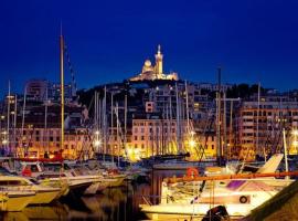 Nuitée sur un Yacht d'exception face au Mucem, au cœur du Vieux-Port，位于马赛的船屋