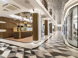 Wings Plaza，位于克拉科夫的带停车场的酒店