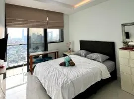 Cozy Studio Apartment with Balcony and Netflix
