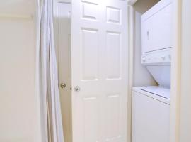 Top Location in Ballston - Pool & Gym Access，位于阿林顿的酒店