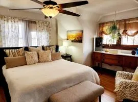 Downtown Boho Home wOffice Yoga StudioKing Bed