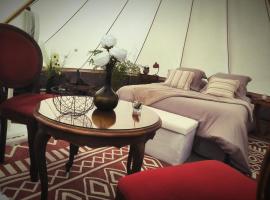 Lodge esprit brocante et sa baignoire balnéo extérieure，位于拉帕利斯的酒店