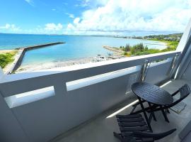 Crest Blue 404-オーシャンフロント! 新築マンション!，位于金武的酒店