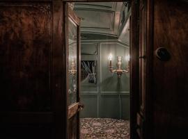 Romantic 1920s Circus Wagon Experience，位于Sutton的酒店