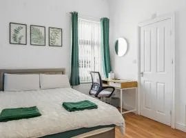 Newly renovated 3 Ensuite bedroom house in bury, 5 people