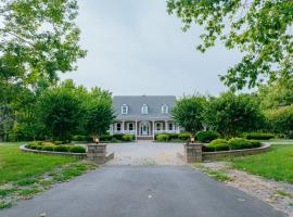 Beautiful Estate in 19 acres of land in Apex，位于埃佩克斯的酒店