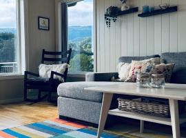 Cabin by the lake with 3 bedrooms，位于Kvam的酒店