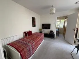 Cosy Apartment with Private Access and Kitchenette in Guildford