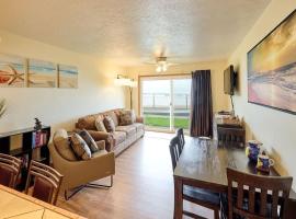 Premier Ground Floor Beachfront Condo - Sleeps 4 - Saltwater Pool，位于林肯市的酒店