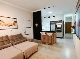 Casa super confortável 1 suite 1 quarto 2WC Cozinha completa Jardim Prox ao Shopping e ao Hospital Regional