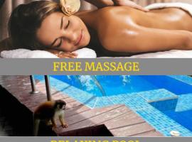 Kika Zaru Free park tour, massage and breakfast，位于奎波斯城的酒店