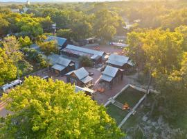 Camp Comfort，位于康福特的酒店