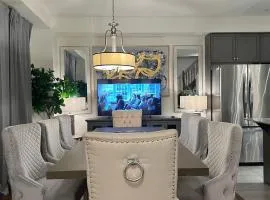9 Queen Beds, 18 Guests-Kleinburg Luxe Crown Town Residence