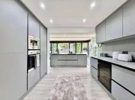 Entire 3 bedroom luxury house - Quiet & Central with free parking