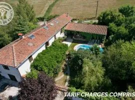 Domaine de Campagne : Charme Authentique avec Piscine et Spa - FR-1-496-364