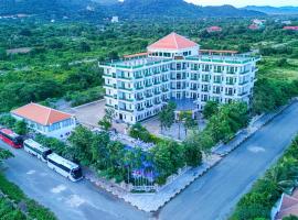 Sangkahak Mith Hotel，位于白马市的带泳池的酒店