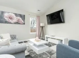 Peaceful Modern Home near Avon