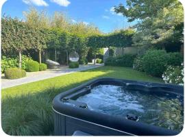 La chambre du puits avec 2 jacuzzis , sauna et Hammam privatif，位于图尔奈的酒店