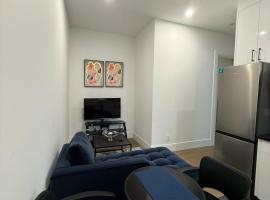 Calm & Cozy Private Suite，位于萨里的酒店