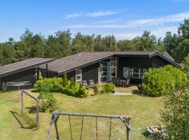 Awesome Home In Væggerløse With Sauna，位于博托比的带按摩浴缸的酒店