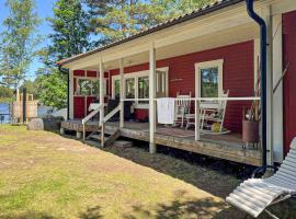 Awesome Home In Hultsfred With Sauna，位于胡尔茨弗雷德的酒店