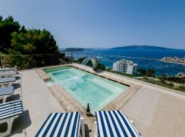 Sunset Shoreline Saranda - Sea View - Free Private Parking - Pool，位于萨兰达的酒店