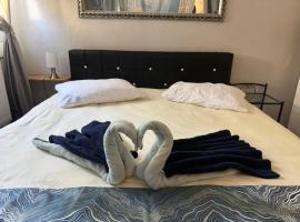 Comfortable studio in Bevaix with mountain view - 30 m² + Spa，位于伯韦的酒店