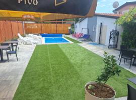 Apartmani PERLA 55，位于波雷奇的酒店