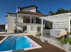 Apartments Chiara mit Meerblick und Pool und Jacuzzi，位于洛夫兰的酒店