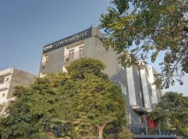 Super Townhouse 139 Ashiyana Smriti Upvan Near Emerald Mall Lucknow，位于Bijnaur的酒店