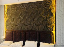 Hotel Radha Madhavam Luxurious Boutique Stay，位于马图拉的酒店